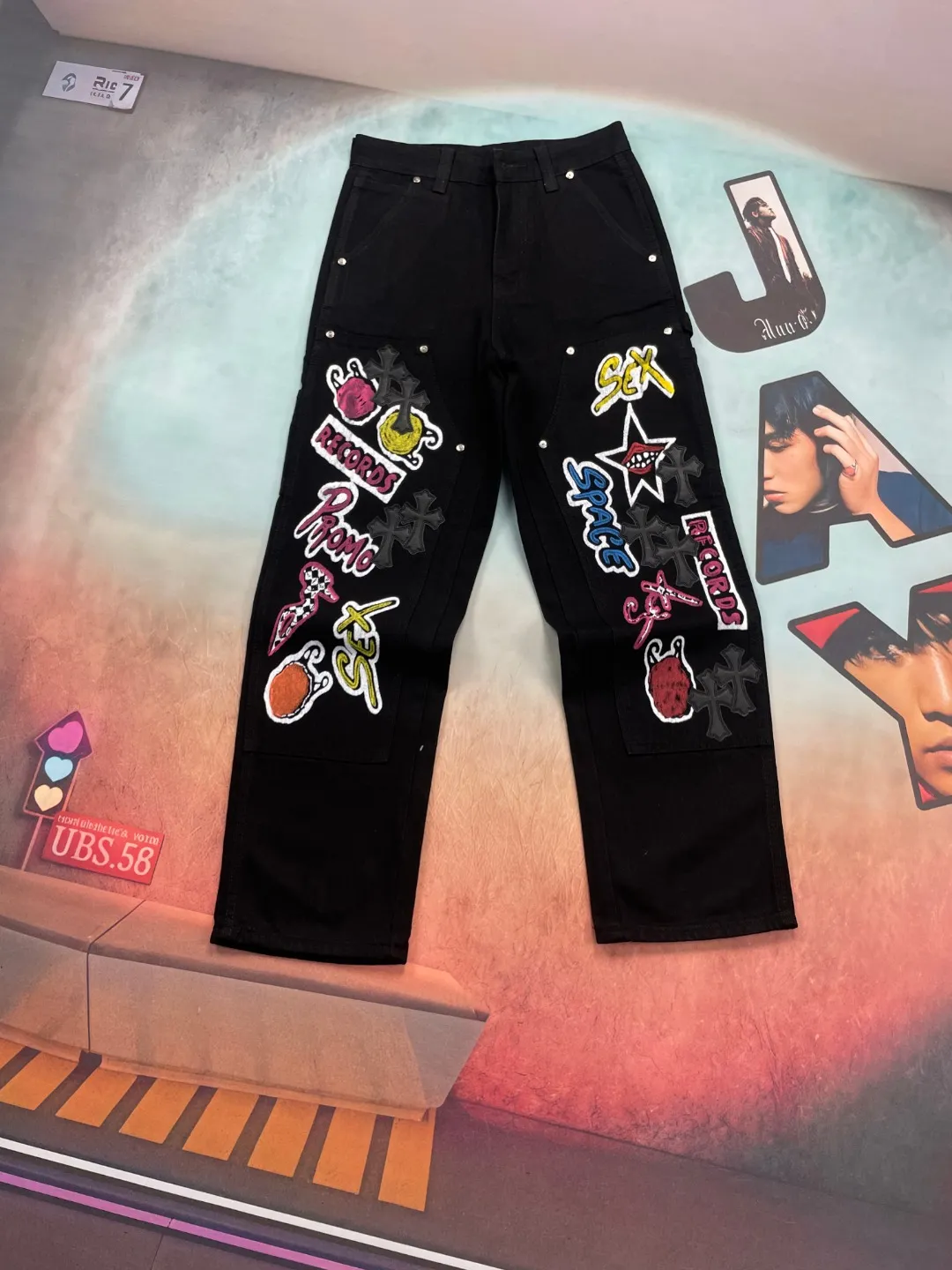 🅿️280 🔘Style number-KL168 🔘Croxin𝐂𝐡𝐫𝐨𝐦𝐞 𝐇𝐞𝐚𝐫𝐭 Sex Recprds limited edition black multi-element graffiti work jeans* produced by Croxin, the texture is simply invincible! It is a specially customized model made by Master DIY. It is unique, so you don’t have to worry about collisions at all! The various colorful graffiti elements on the pants, such as stars, lips and other patterns, are particularly eye-catching and full of street fashion. The three-dimensional cutting version is loose and comfortable, regardless of body shape. No matter you are tall or short, fat or thin, you will look taller and slimmer when wearing it. The same style for men and women, it can also be used as couple pants, it’s so versatile! The workmanship is even more exquisite, every detail is handled superbly, and the shape is stylish and crisp. No matter what season it is, these pants can easily be fashionable. They match well with any top and are a must-have for your wardrobe! The matching suggestions are as follows: Trendy hip-hop style: Pair the upper body with a loose colorful hooded sweatshirt, such as fluorescent green, bright orange and other bright colors. Wearing a baseball cap of the same color, large-frame sunglasses, a pair of high-top AJ sneakers, and a large-capacity backpack, the look is full of hip-hop style. Cool and handsome functional style: Wear a black bottoming shirt inside, a military green functional jacket outside, and black tactical boots. Tie a metal chain around your waist to add street coolness. If you go to a music festival or a trendy party, you will be the center of attention. Simple casual style: Pair with a simple white cotton T-shirt, a denim jacket, and white shoes. The overall design is simple and casual, suitable for daily shopping and dating, and can easily create a comfortable and fashionable feel.  Size: S M L XL (28.30.32.34) Color: Black